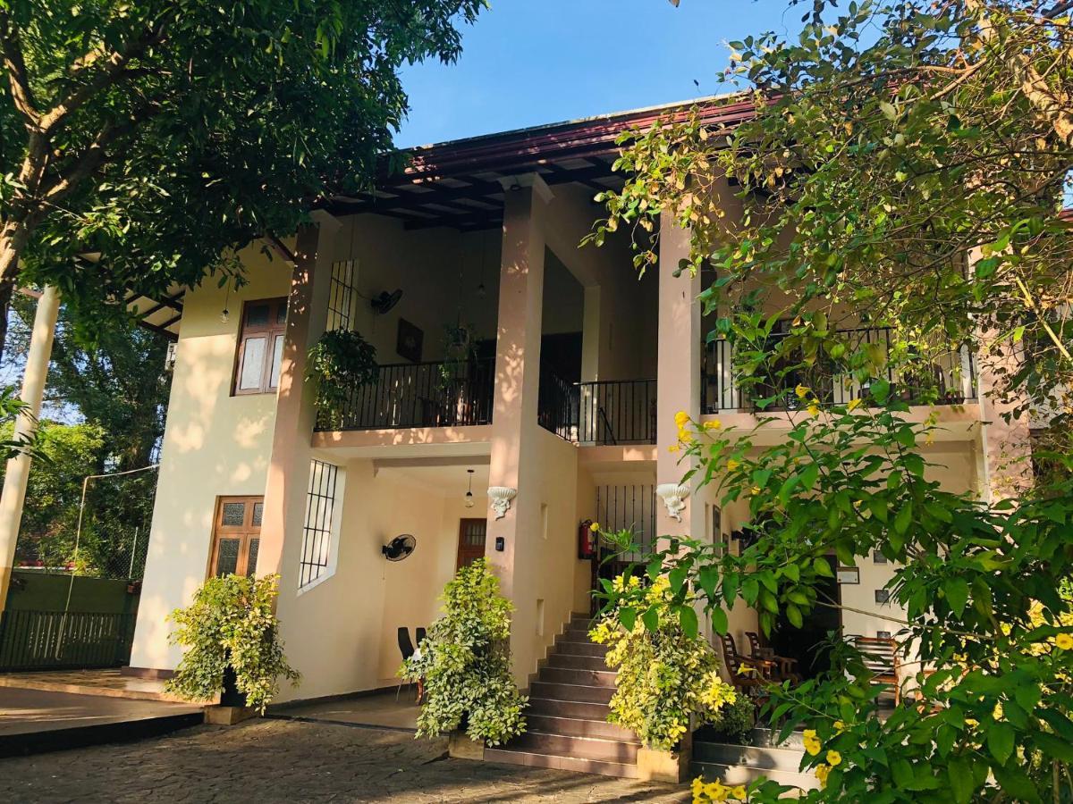 Bed and Breakfast West Dene à Negombo Extérieur photo