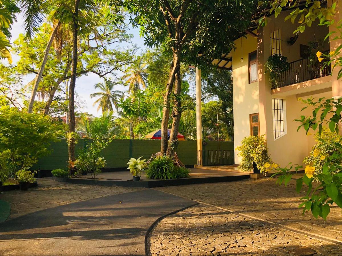 Bed and Breakfast West Dene à Negombo Extérieur photo
