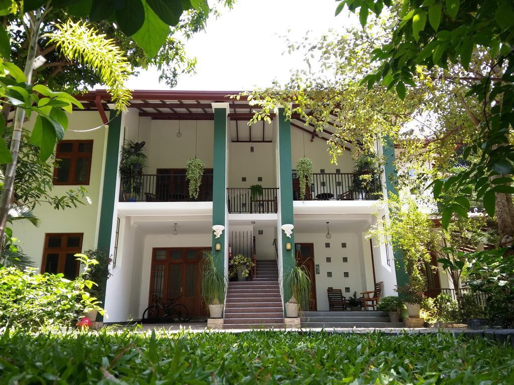 Bed and Breakfast West Dene à Negombo Extérieur photo