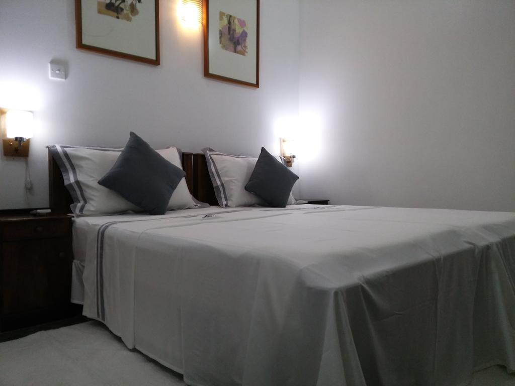 Bed and Breakfast West Dene à Negombo Extérieur photo