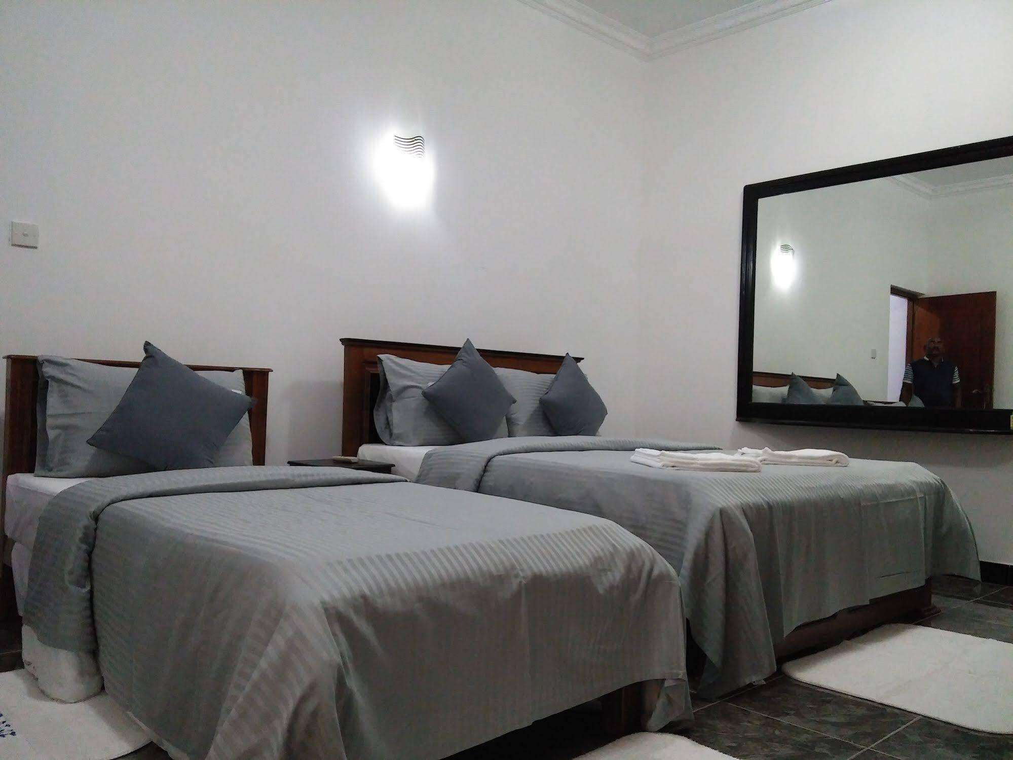 Bed and Breakfast West Dene à Negombo Extérieur photo